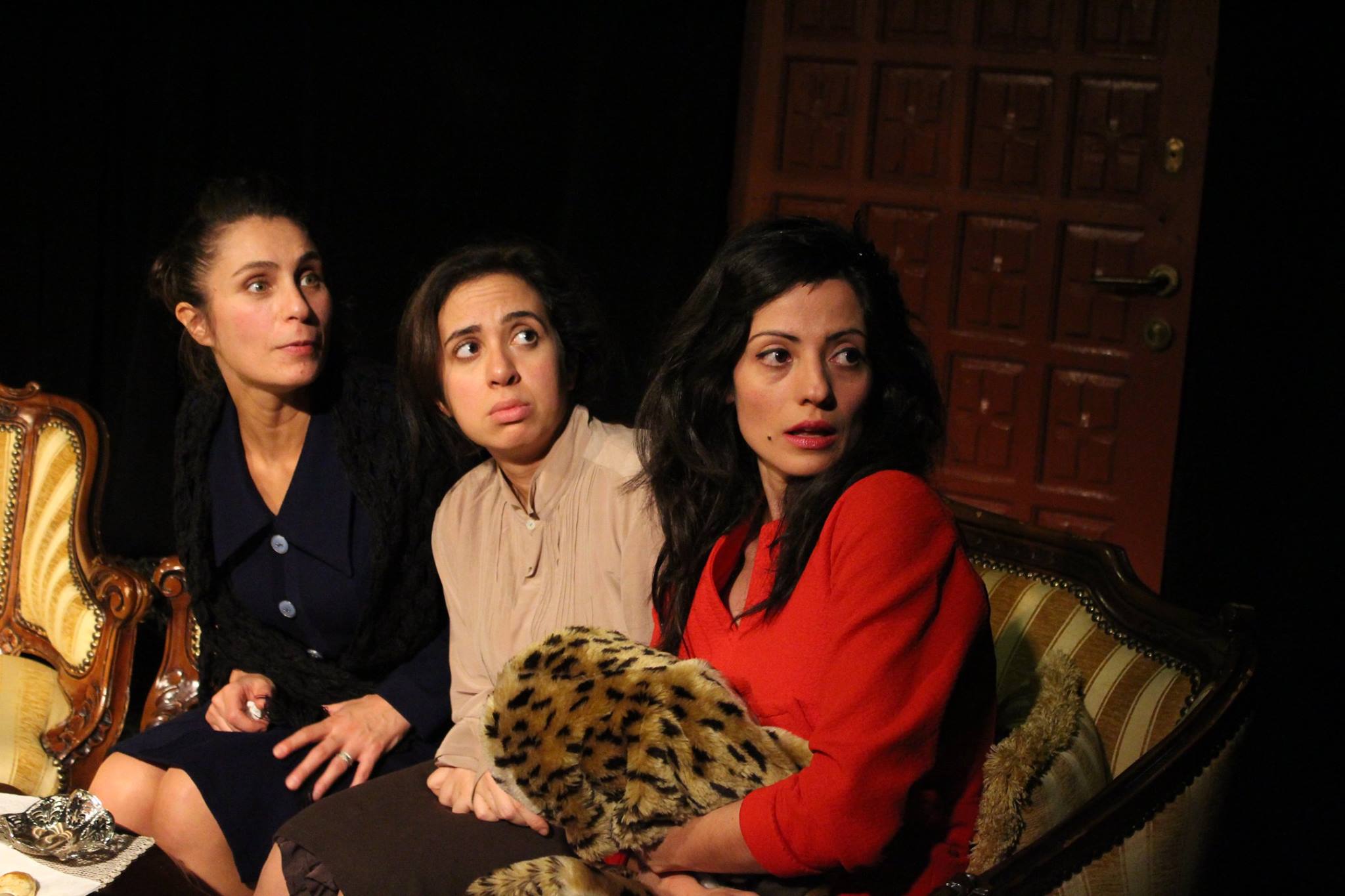 Kozalar - Gri Sahne tiyatro oyunu sahne görseli