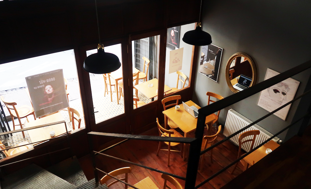 Gri Sahne cafe ve fuaye alanı - tiyatro öncesi buluşma noktası